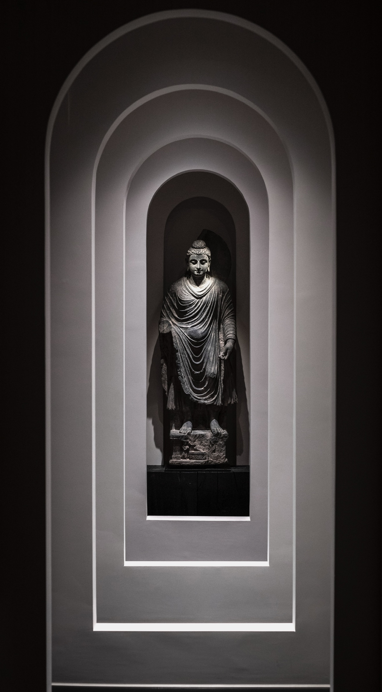 竹瑾居拱廊中的佛教造像 Buddhist sculpture within the Zhu Jin Ju gallery arches